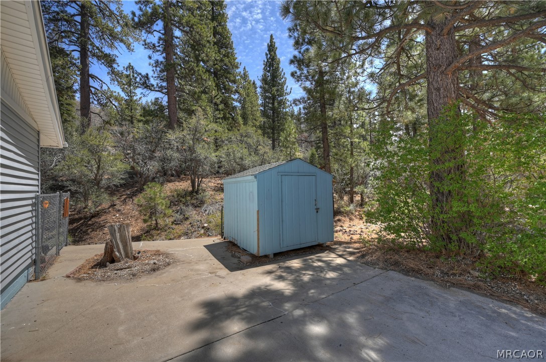 1099 Canyon Road Fawnskin, CA 92333 - Photo 25 of 39 a view of a backyard