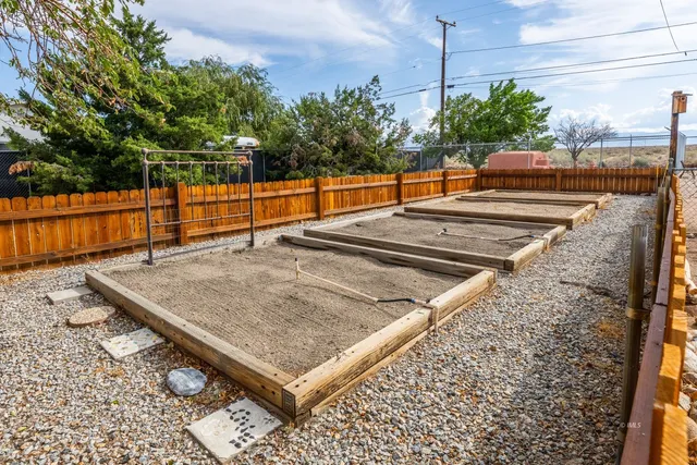 $830,000 | 473 Arboles Drive, Bishop, CA 93514