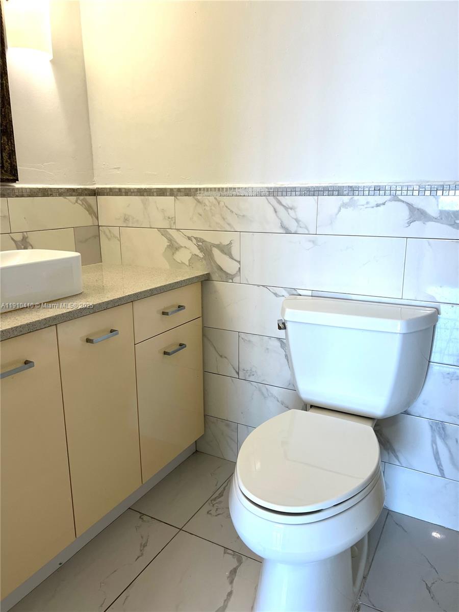 1865 79th Street Causeway, Unit 7I North Bay Village, FL 33141 - Photo 40 of 40 a bathroom with a toilet a sink and bathtub