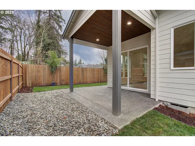 a view of a backyard