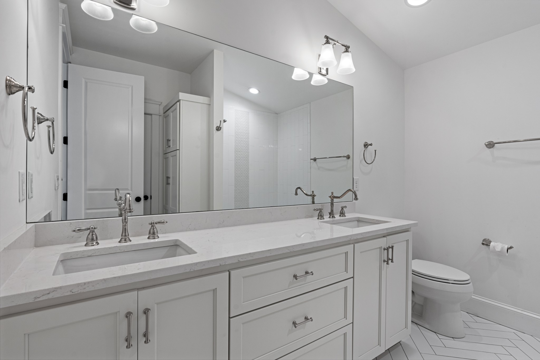 110 Lindsley Park Drive Nashville, TN 37206 - Photo 19 of 32 a bathroom with a toilet a sink a light fixture and a mirror