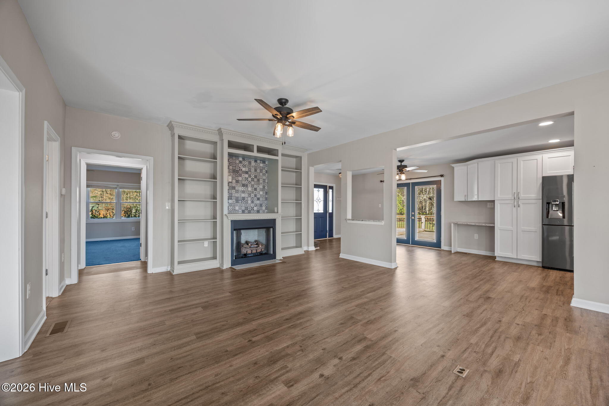 319 Blue Top Road Jacksonville, NC 28540 - Photo 11 of 62 Living with gas fireplace and built-in's