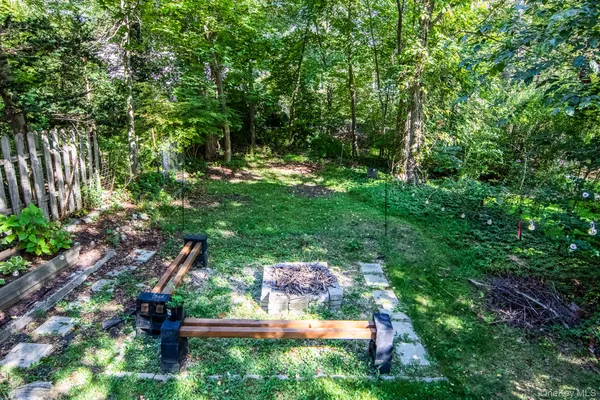 a view of yard with green space