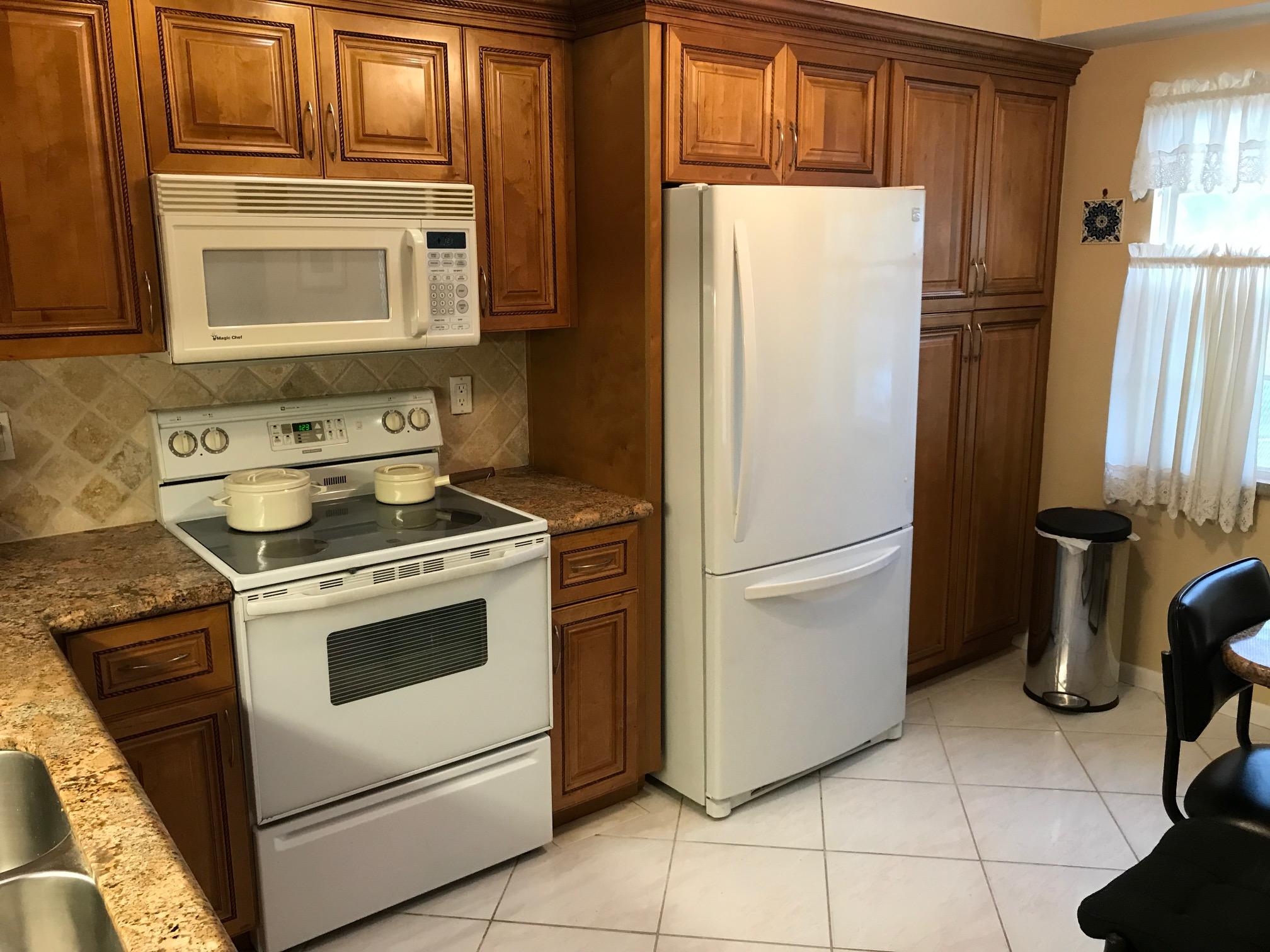 2037 Hythe A Boca Raton, FL 33434 - Photo 3 of 23 IMG_0574