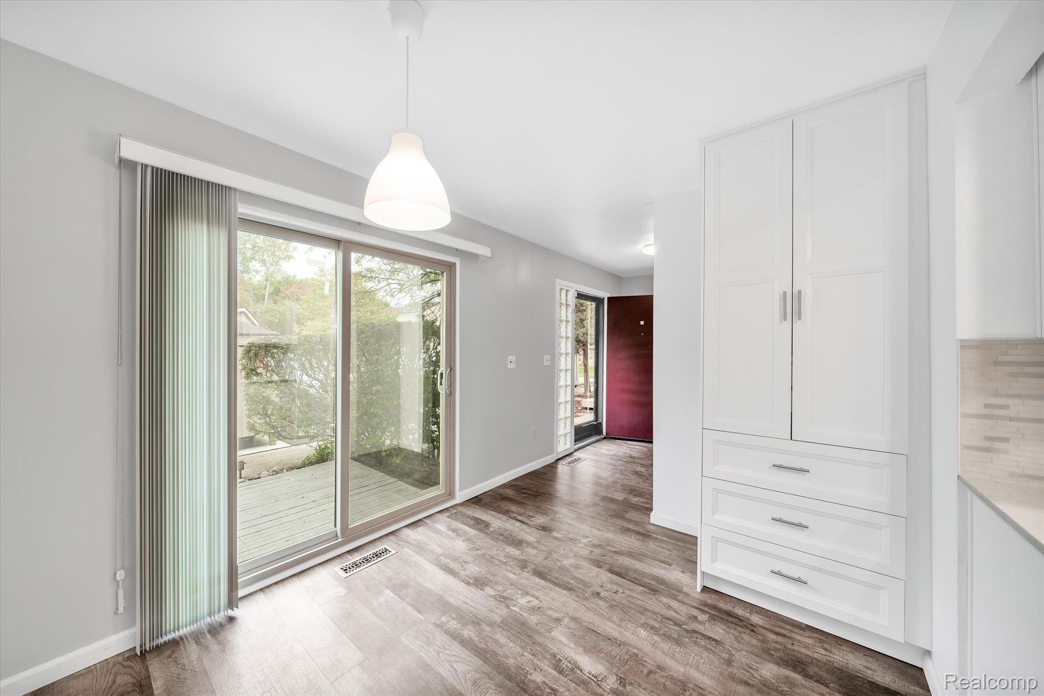 639 Oakbrook West Rochester, MI 48307 - Photo 8 of 51 Gallery Image 8