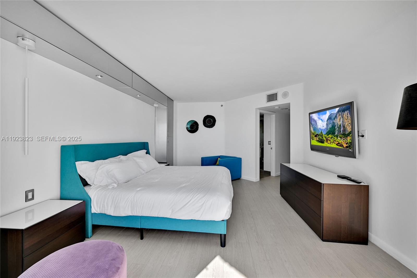 16445 Collins Avenue, Unit 2228 Sunny Isles Beach, FL 33160 - Photo 20 of 36 a bedroom with a bed and a desk