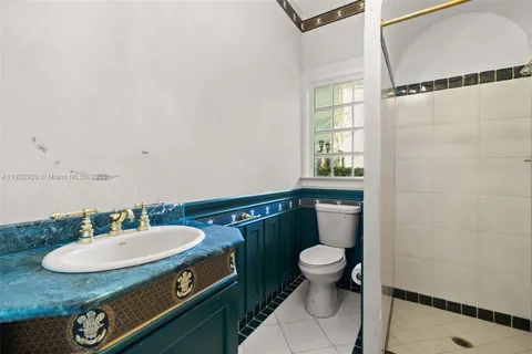 a picture of a book shelf