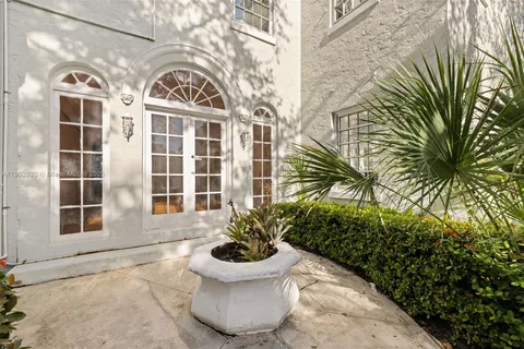 $2,700,000 | 907 Alhambra Circle, Coral Gables, FL 33134