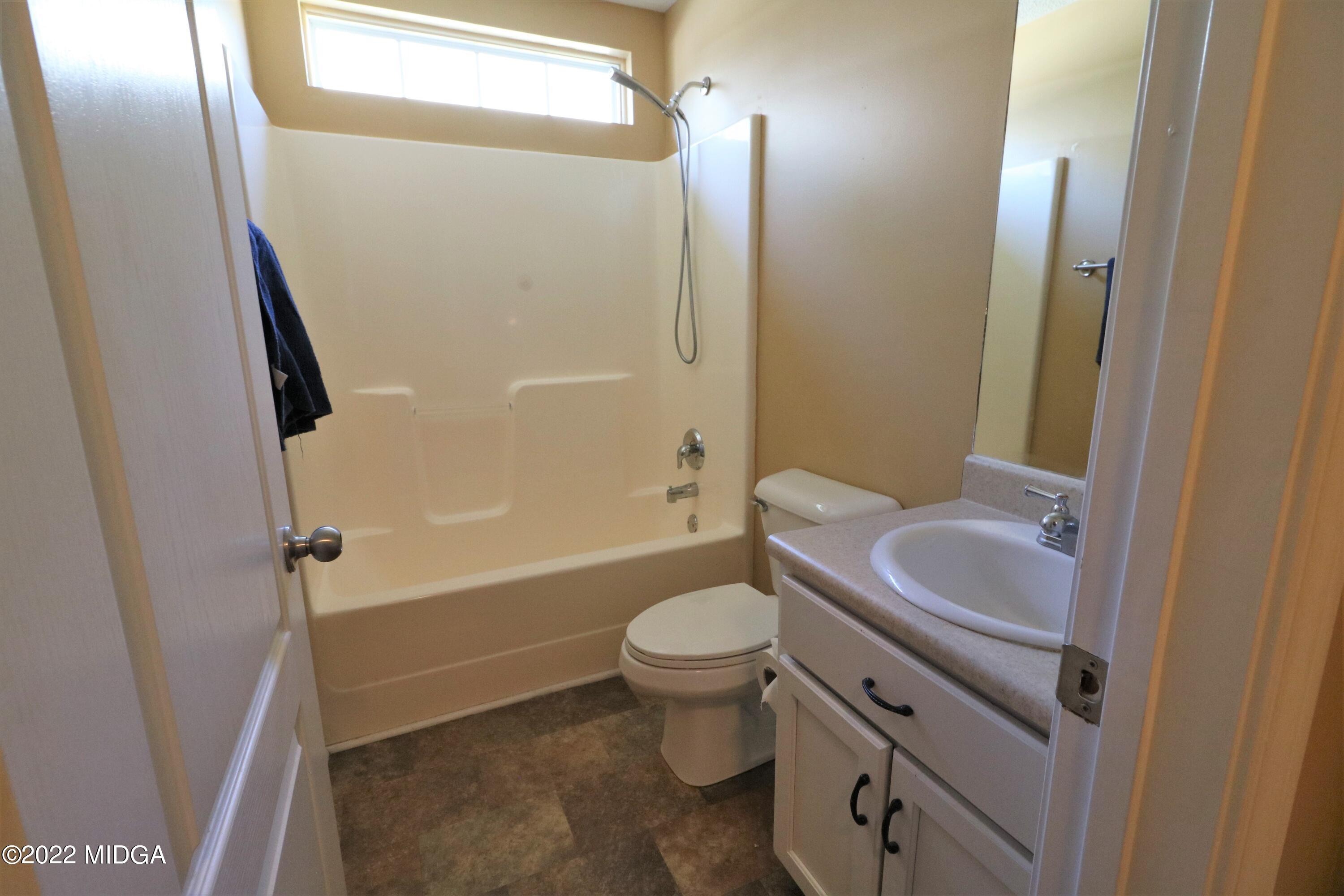 202 Weatherwood Road Kathleen, GA 31047 - Photo 11 of 14 Hall Bath