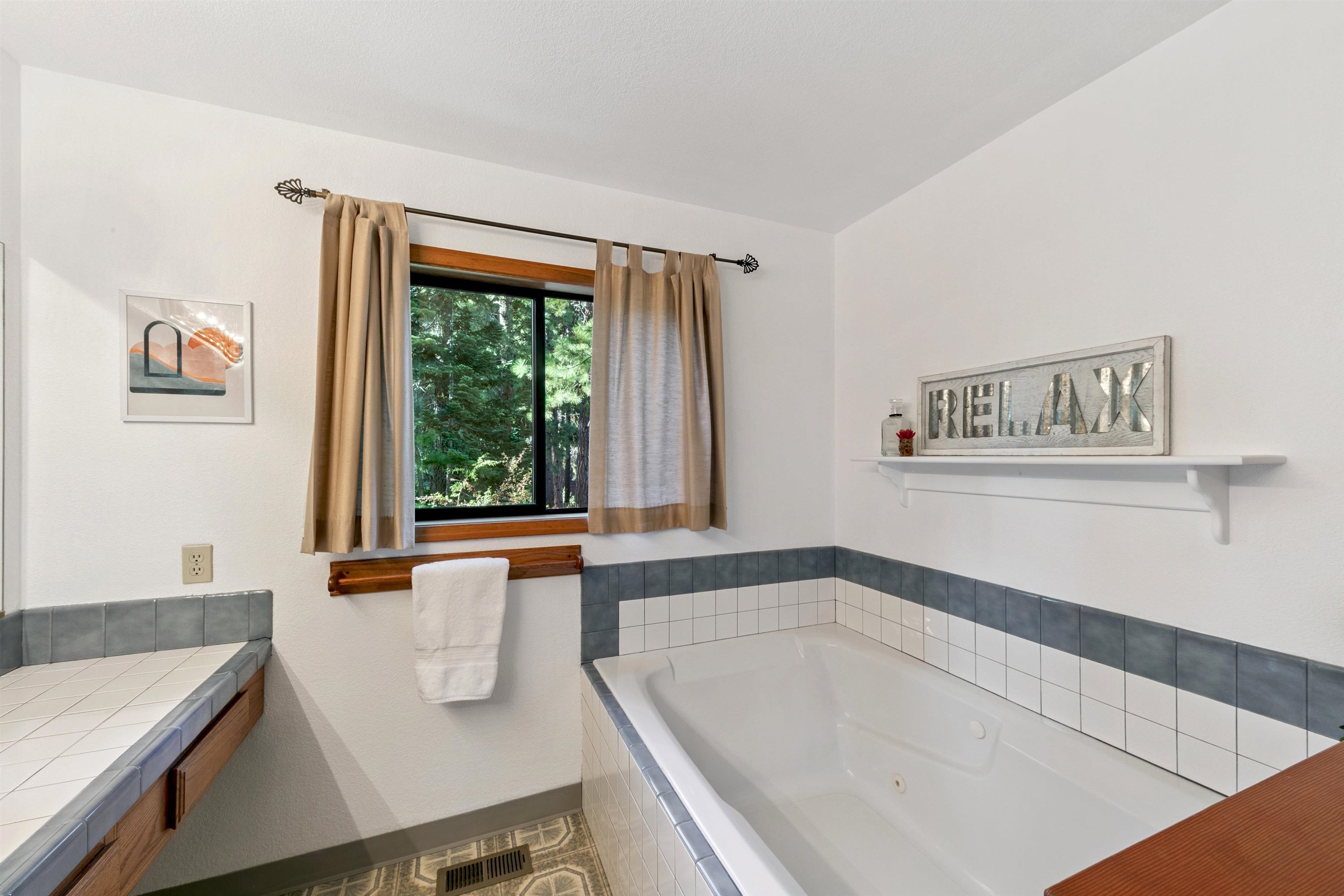 10625 Royal Crest Drive Truckee, CA 96161 - Photo 21 of 28 a bath tub sitting next to a window