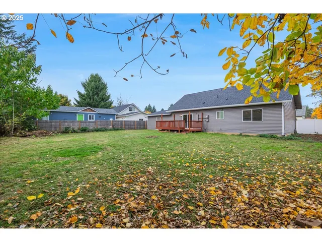 a view of a house with a backyard