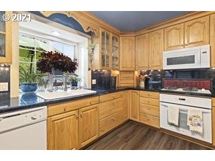 9038 Southwest 40th Avenue Portland, OR 97219 - Photo 2 of 30 Gallery Image 2