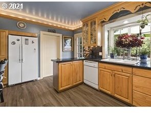 9038 Southwest 40th Avenue Portland, OR 97219 - Photo 15 of 30 Gallery Image 15