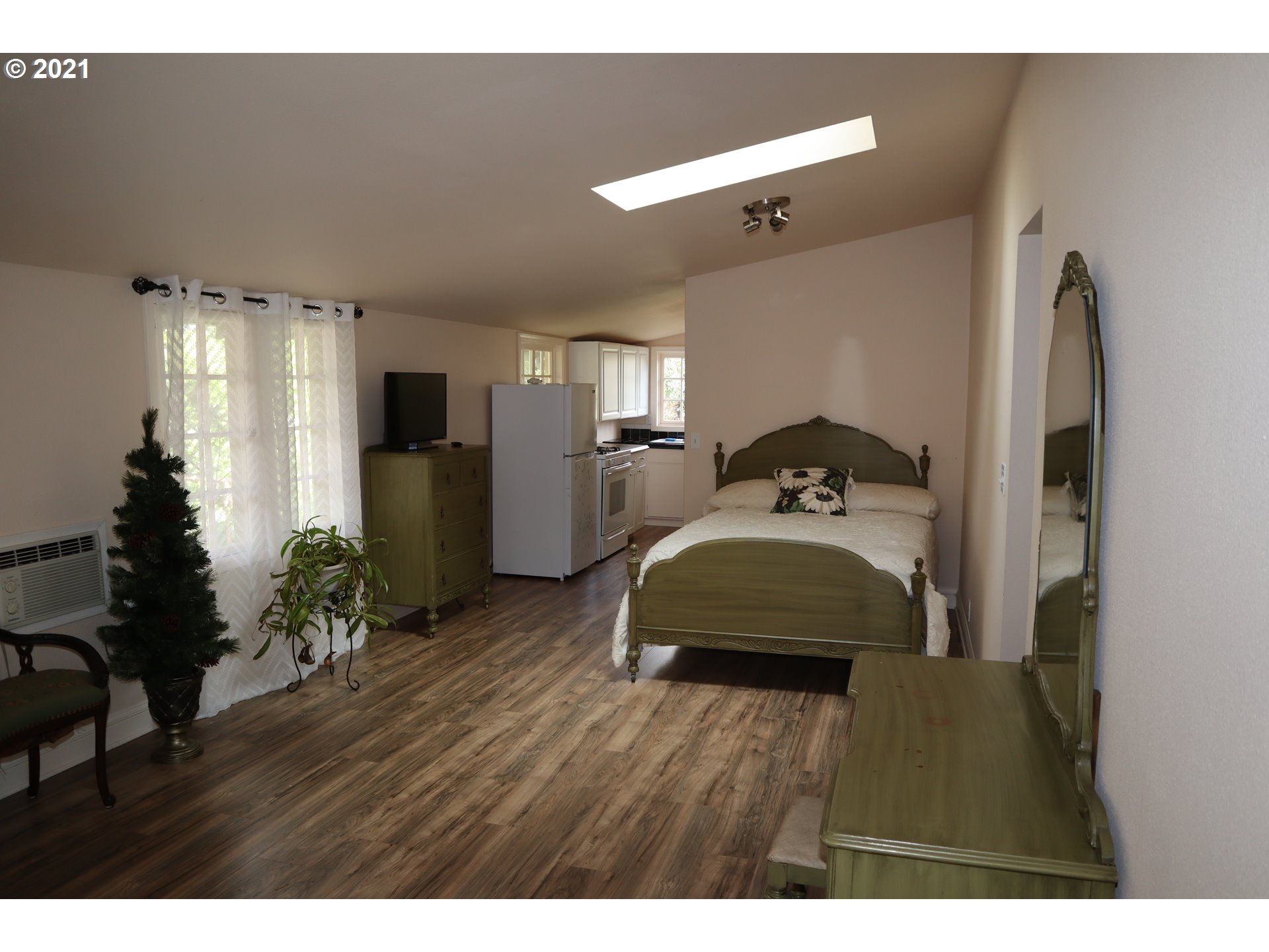 9038 Southwest 40th Avenue Portland, OR 97219 - Photo 20 of 30 Gallery Image 20