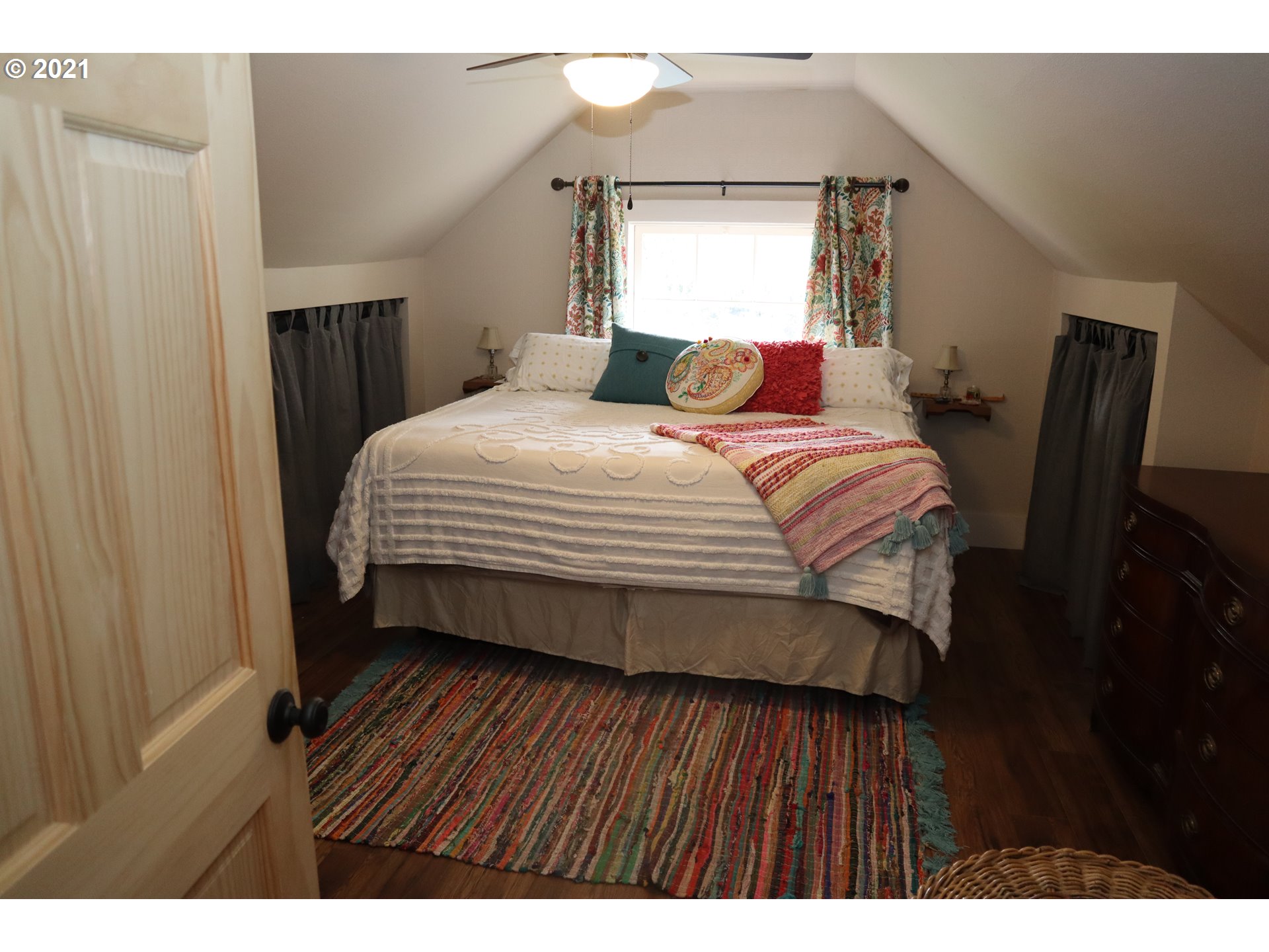 9038 Southwest 40th Avenue Portland, OR 97219 - Photo 22 of 30 Gallery Image 22