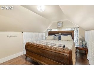 9038 Southwest 40th Avenue Portland, OR 97219 - Photo 4 of 30 Gallery Image 4