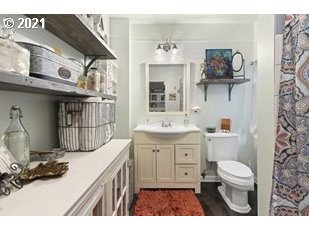 9038 Southwest 40th Avenue Portland, OR 97219 - Photo 5 of 30 Gallery Image 5