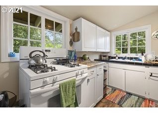9038 Southwest 40th Avenue Portland, OR 97219 - Photo 8 of 30 Gallery Image 8