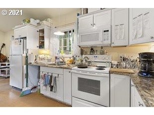 9038 Southwest 40th Avenue Portland, OR 97219 - Photo 9 of 30 Gallery Image 9