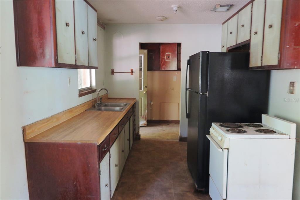 153-UNIT Ranch Road San Mateo, FL 32187 - Photo 16 of 34 a kitchen with a refrigerator sink and stove