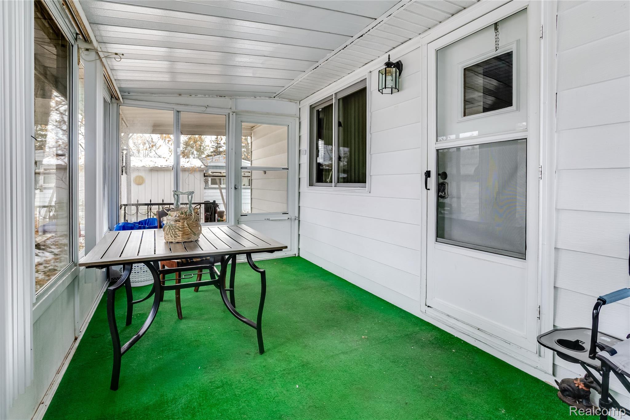 3333 Ravenswood Road Marysville, MI 48040 - Photo 4 of 25 View of sunroom / solarium