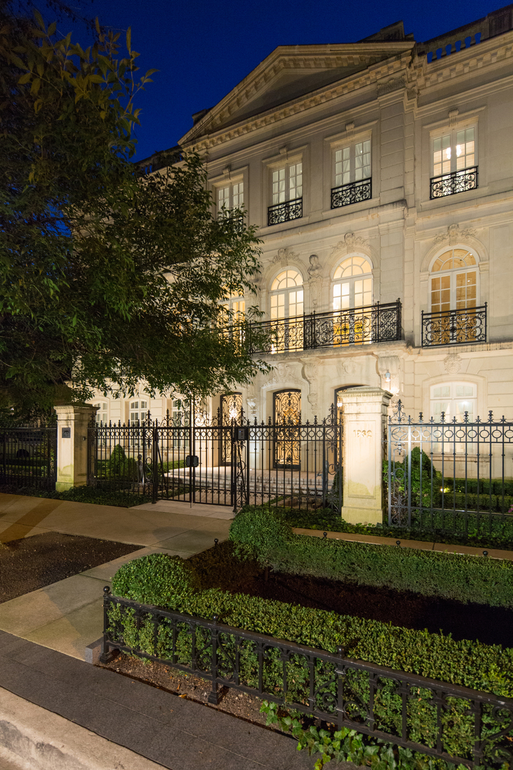 1932 North Burling Street Chicago, IL 60614 - Photo 79 of 83 a front view of a building with a garden