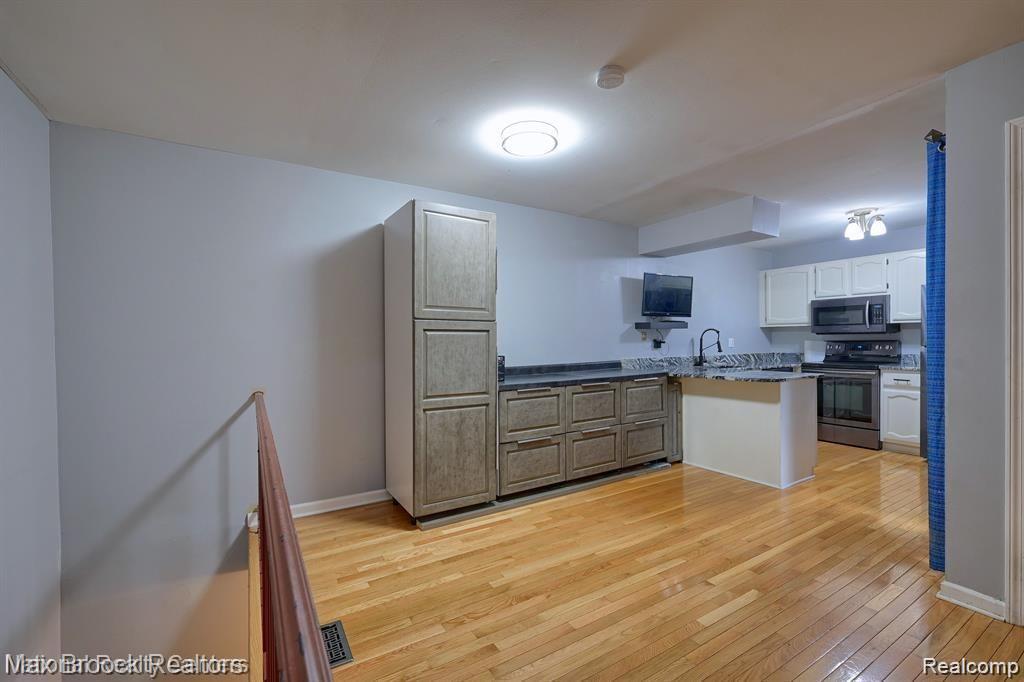 2767 Roundtree Drive Troy, MI 48083 - Photo 8 of 17