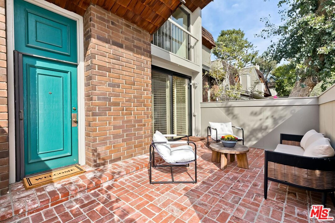 13336 Maxella Avenue, Unit 5 Marina del Rey, CA 90292 - Photo 22 of 26 a backyard of a house with seating space