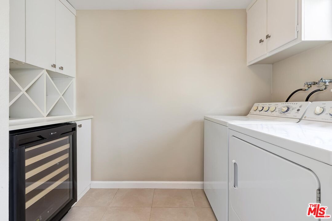 13336 Maxella Avenue, Unit 5 Marina del Rey, CA 90292 - Photo 10 of 26 a utility room with dryer and washer
