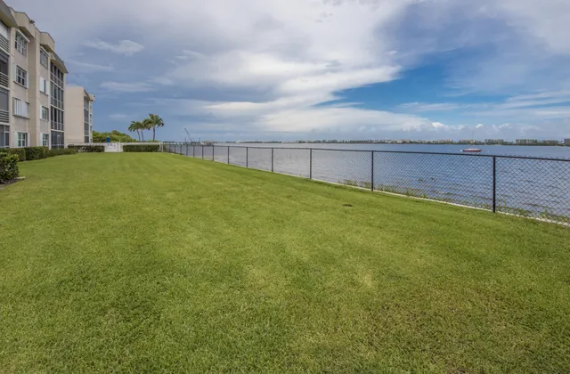 $205,000 | 1516 South Lakeside Drive, Unit 205, Lake Worth Beach, FL 33460