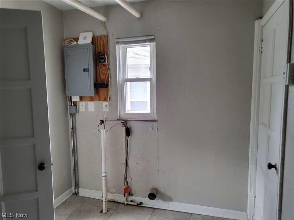 6146 Kelsey Road Cleveland, OH 44129 - Photo 10 of 26