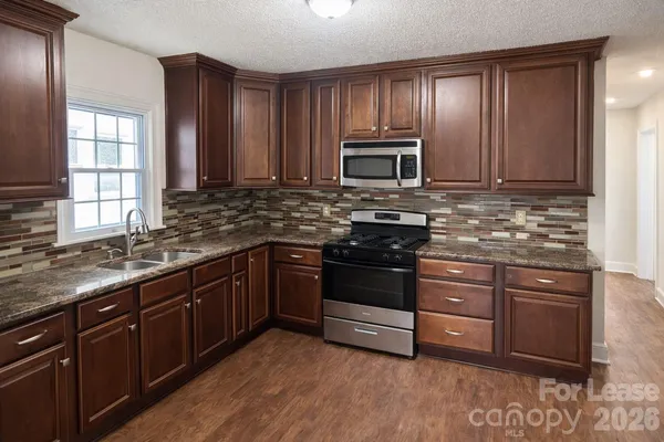 $2,095 | 926 South York Street, Gastonia, NC 28052