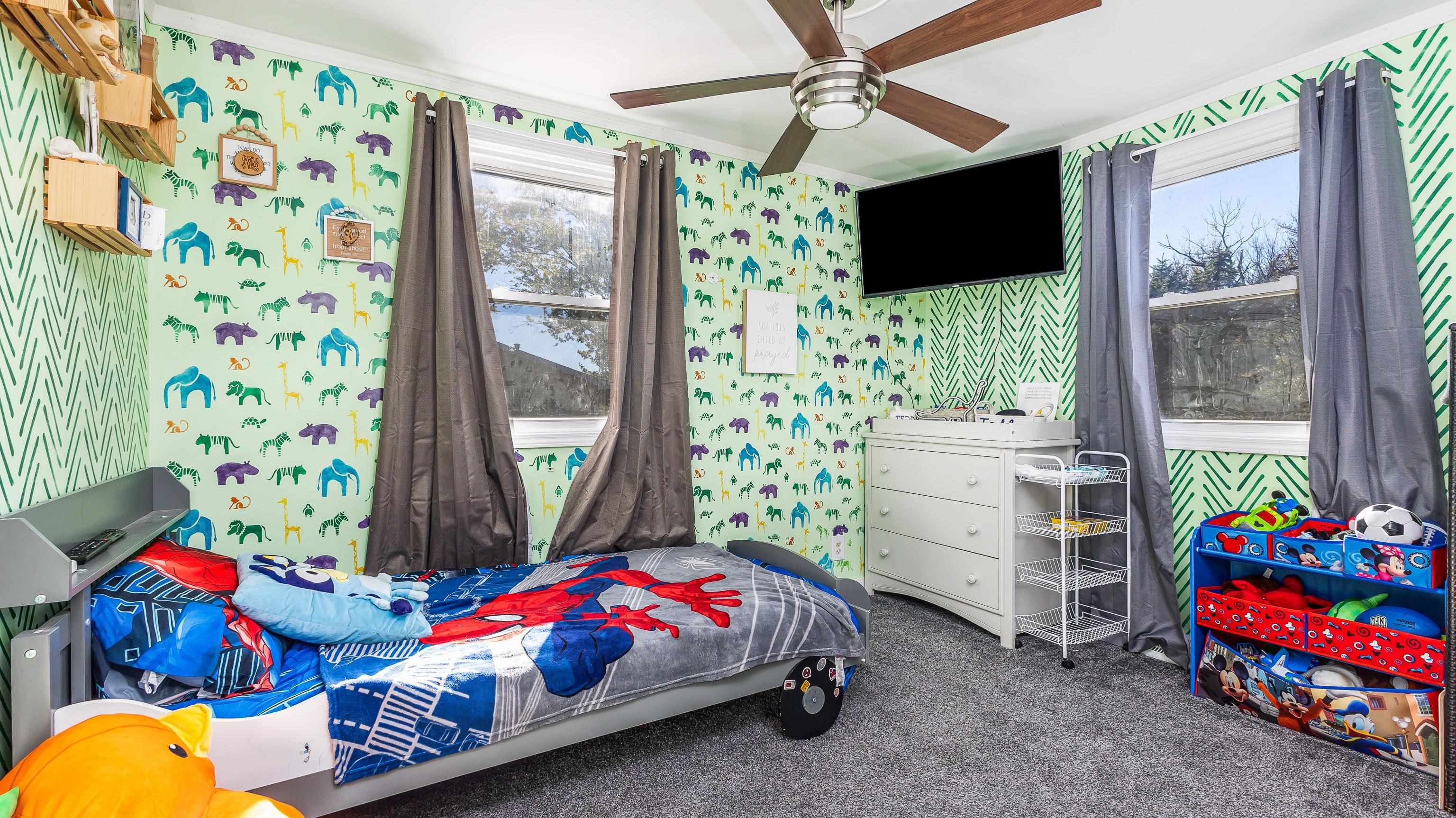 620 Clinton Street Galena, IL 61036 - Photo 22 of 37 a bedroom with a bed and a window