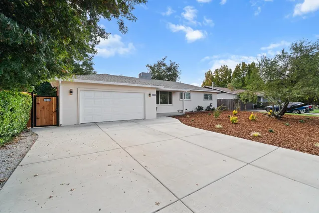 a view of a house with backyard