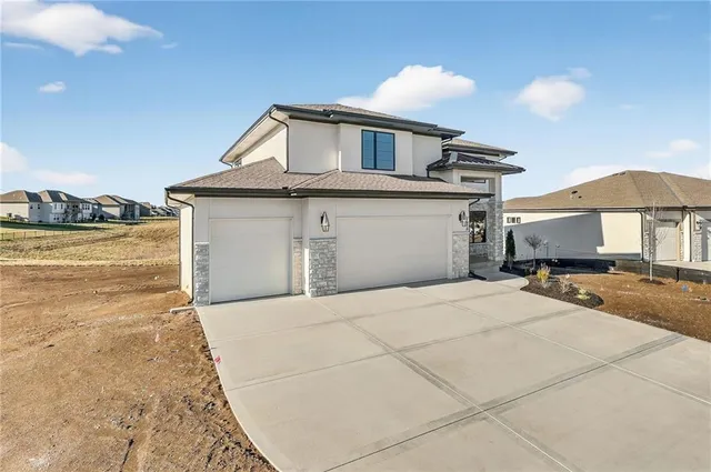 $747,467 | 7616 North Booth Avenue, Kansas City, MO 64158