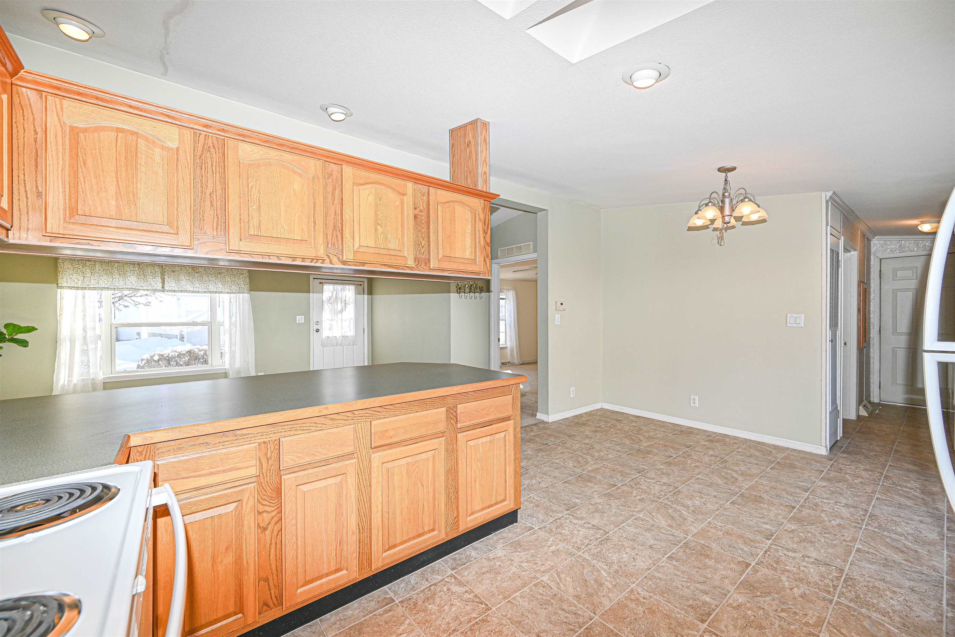 66 Sunset Way Manchester, NH 03104 - Photo 12 of 34 Gallery Image 12