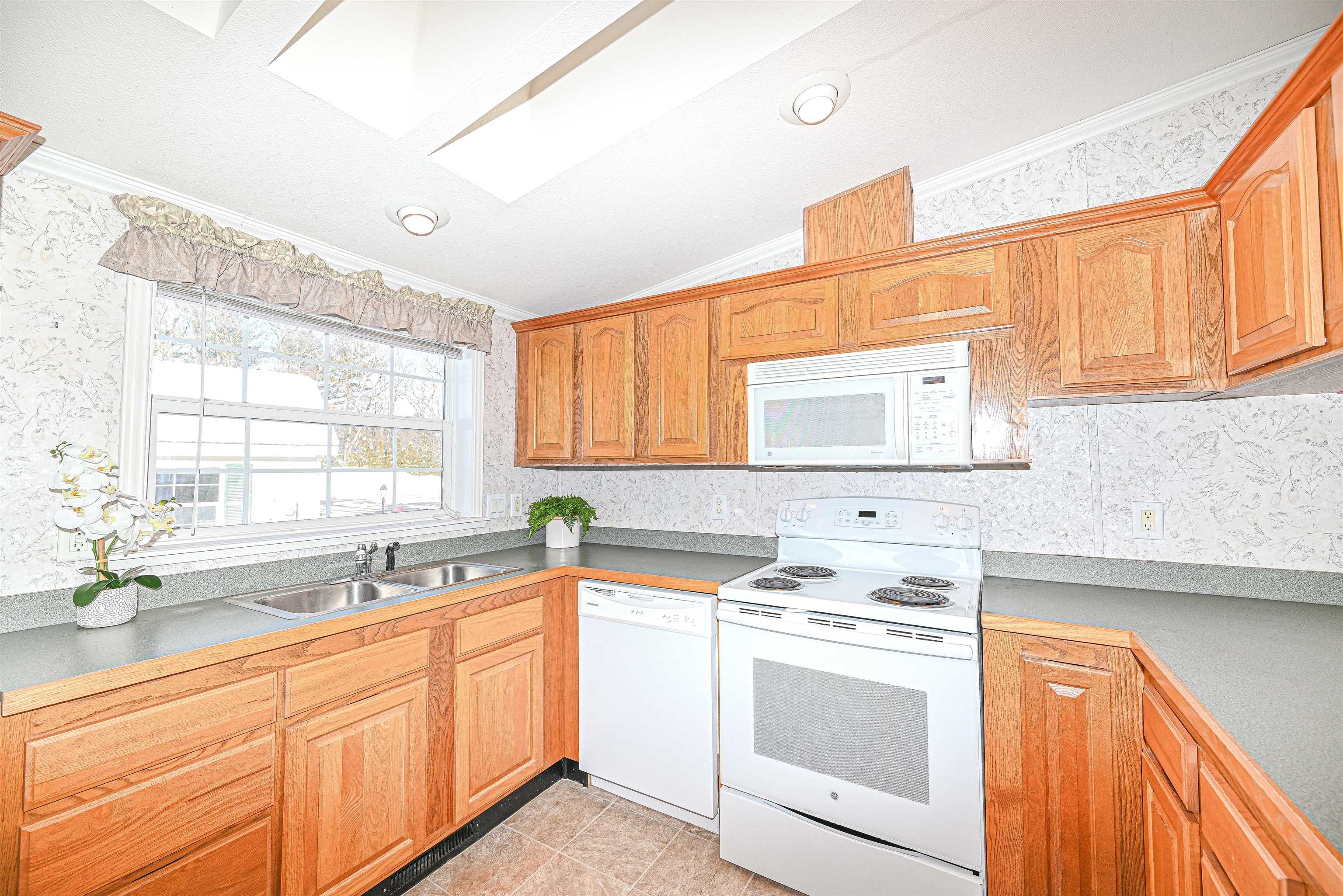 66 Sunset Way Manchester, NH 03104 - Photo 8 of 36