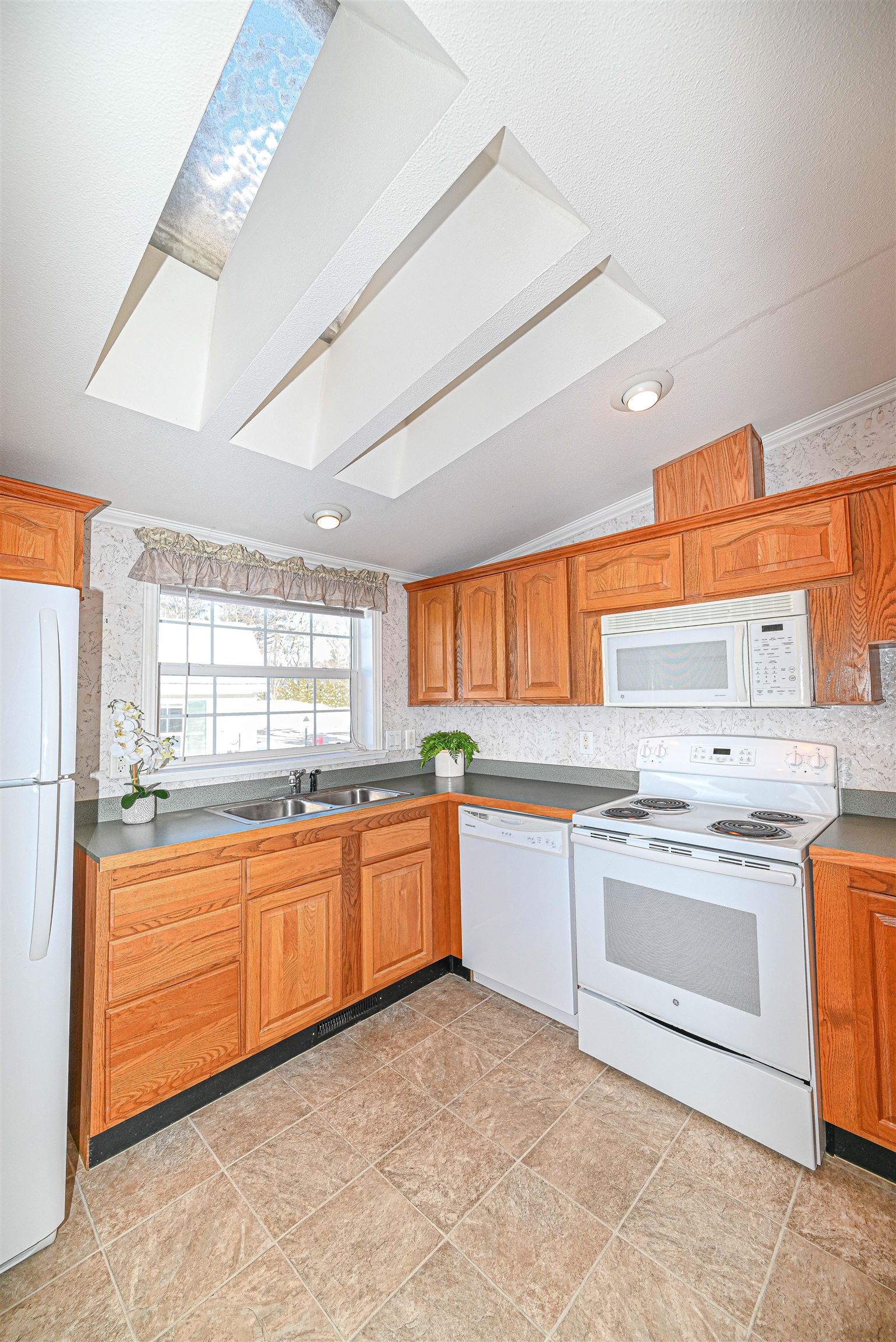 66 Sunset Way Manchester, NH 03104 - Photo 10 of 34 Gallery Image 10