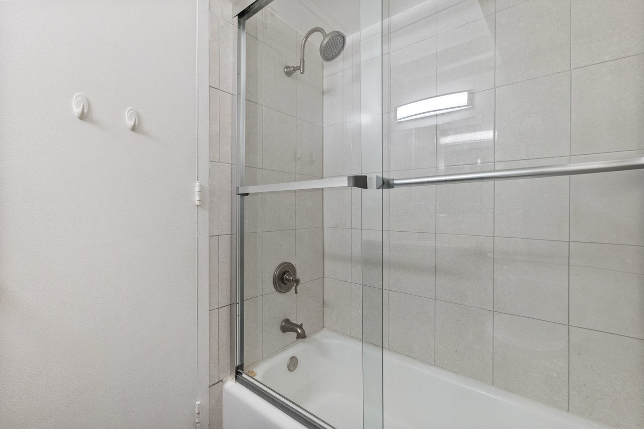 16 East Old Willow Road, Unit 424S Prospect Heights, IL 60070 - Photo 13 of 24 a bathroom with a bathtub