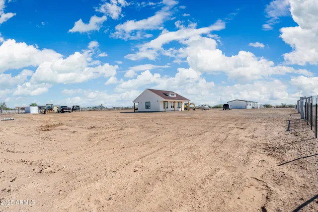 a view of houses with sky view