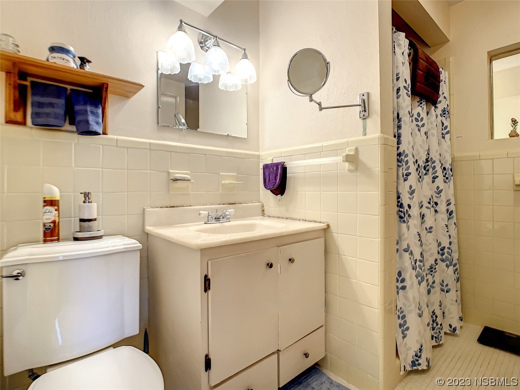 418 North Riverside Drive Edgewater, FL 32132 - Photo 38 of 48 a bathroom with a sink toilet and shower