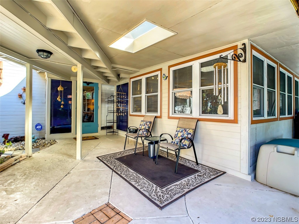 418 North Riverside Drive Edgewater, FL 32132 - Photo 41 of 48 a living room with furniture