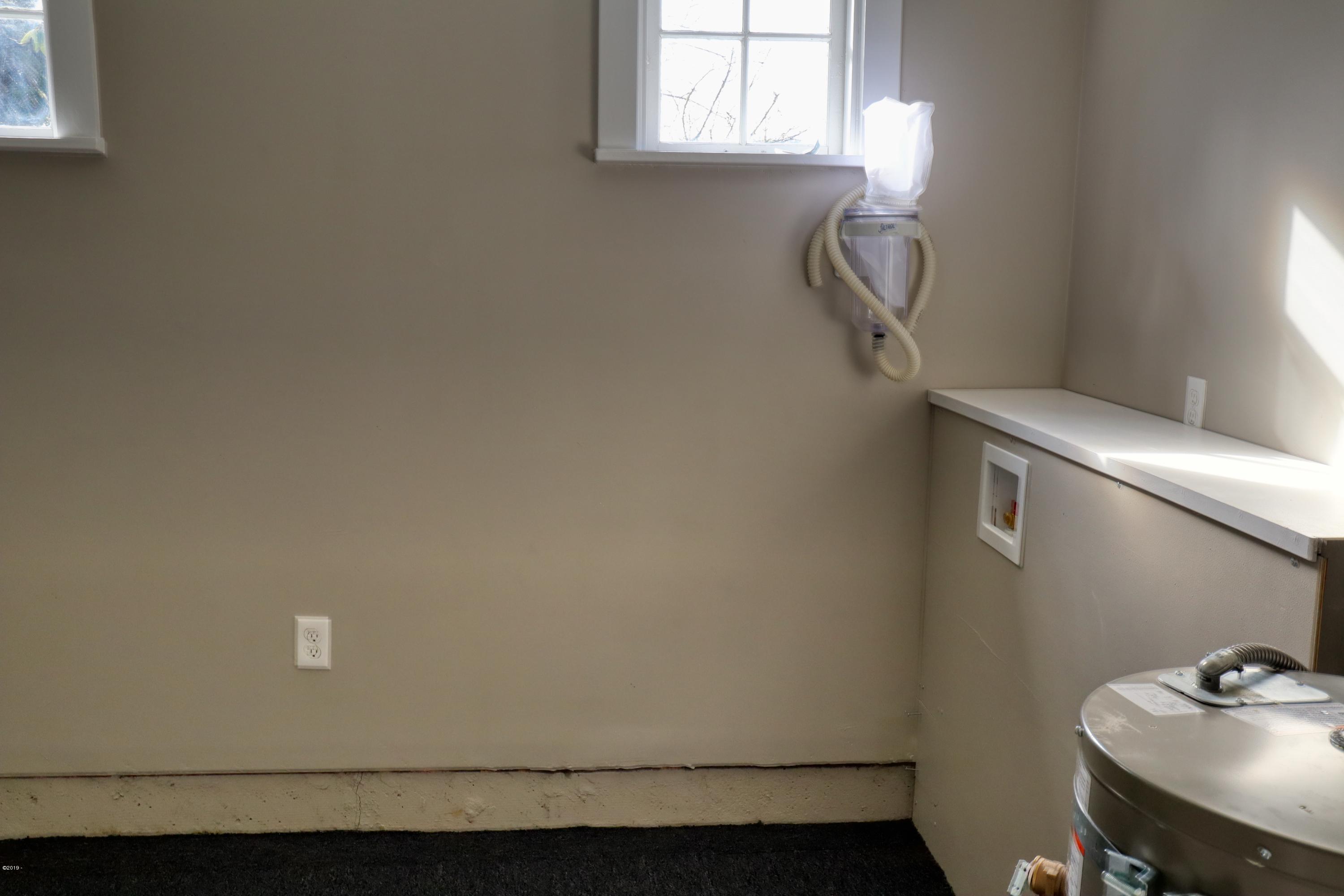 15 Yasek Loop Toledo, OR 97391 - Photo 15 of 23 Laundry Room
