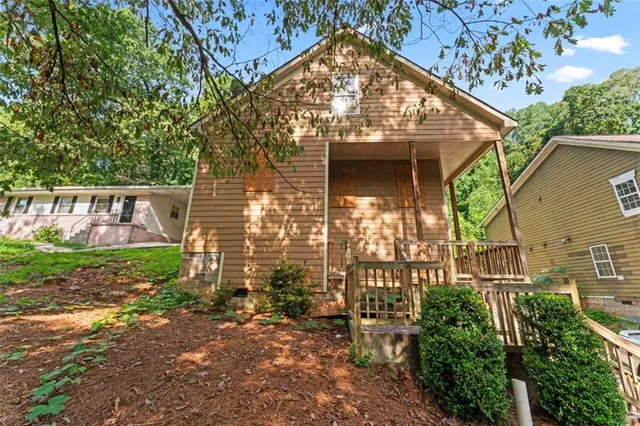 a view of a house with a yard