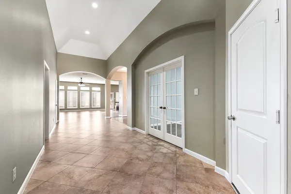 a view of an entryway with a livingroom