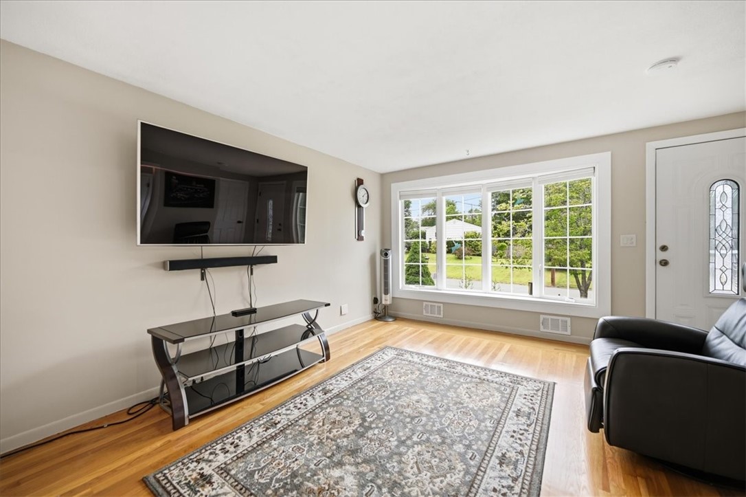 270 Douglas Road Warwick, RI 02886 - Photo 4 of 34