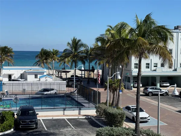 $2,000 | 321 Wilson Street, Unit 306A, Hollywood, FL 33019