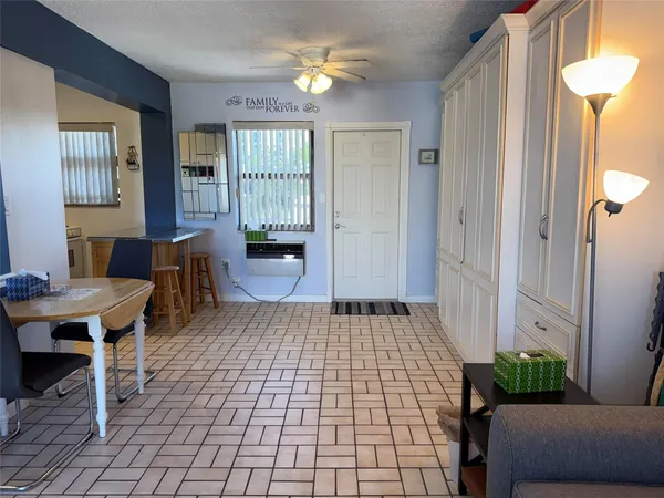 $2,000 | 321 Wilson Street, Unit 306A, Hollywood, FL 33019