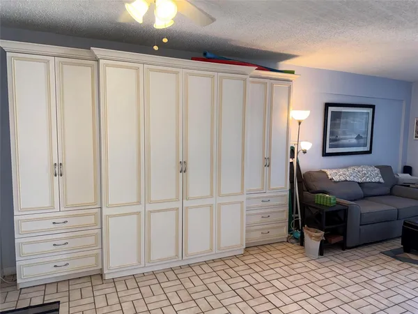 $2,000 | 321 Wilson Street, Unit 306A, Hollywood, FL 33019