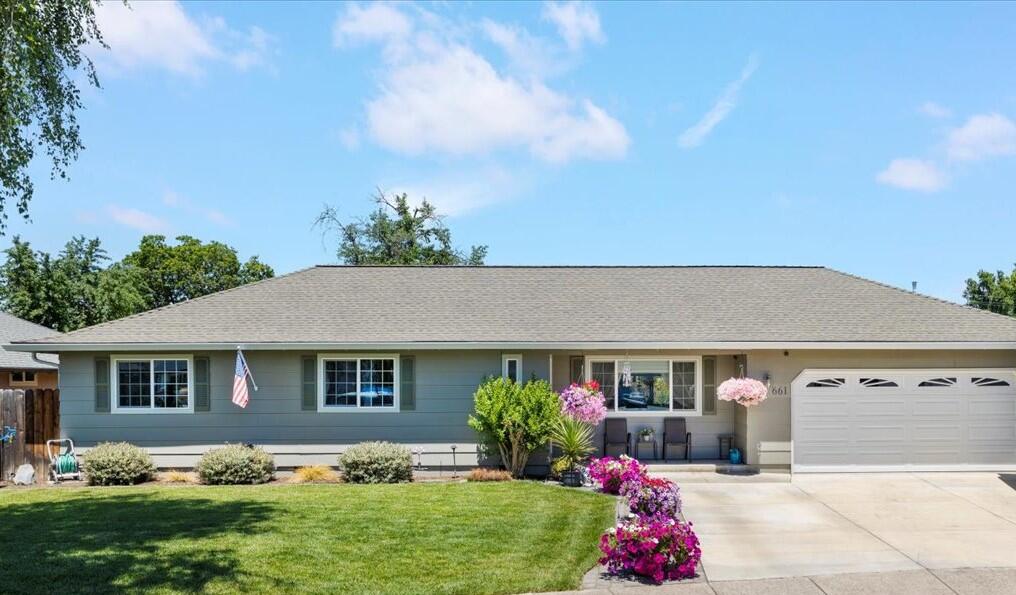 661 Prairie Court Central Point, OR 97502 - Photo 2 of 32 Cropped front